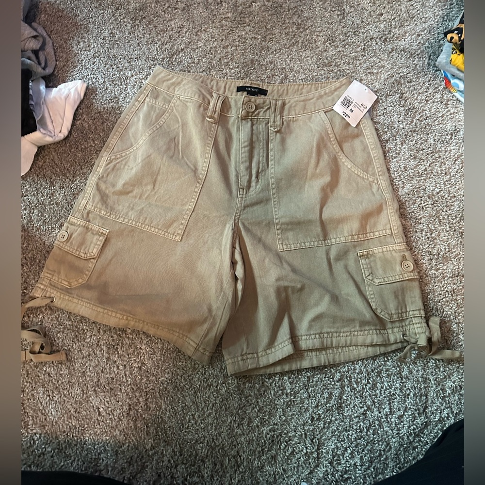 NWT beige cargo shorts F21 size M